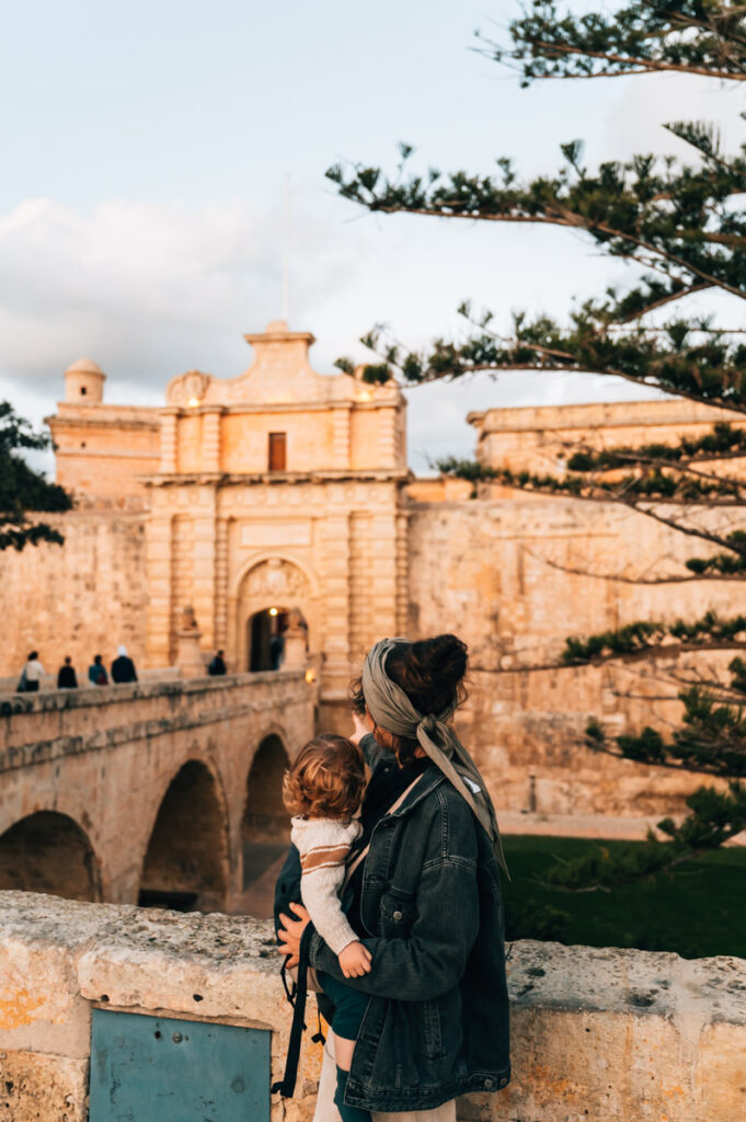 Mdina Malta mit Baby Kind